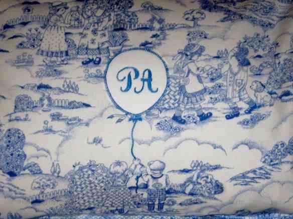 Travesseiro Toile de Jouy e monograma: muito chic!