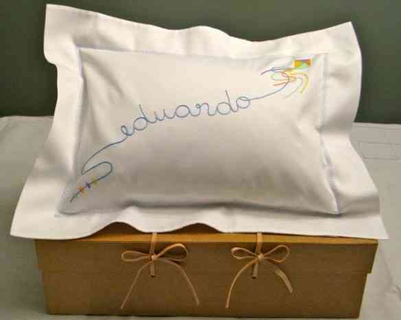 Outra mania que tenho, é dar estes travesseiros personalizados para os recém nascidos... Presente que abafa!