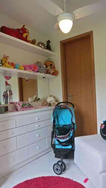 Outro ângulo do quarto: notem as prateleiras de brinquedos e a elegância do seu carrinho de passeio!