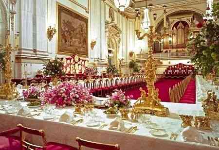 Imaginem o pobre do chefe do cerimonial da corte inglesa que tem marcar os lugares deste deslumbrante jantar em Buckingham Palace… Com certeza ia preferir nosso sorteio… 