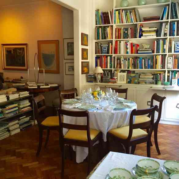 A sala de estar vista da varanda/ sala de jantar: charme só!