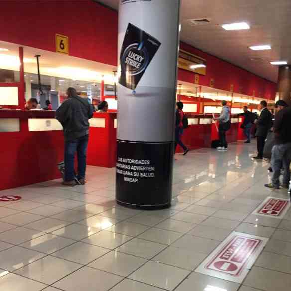 Minha primeira imagem da Ilha: o aeroporto de Havana, simpático e despojado.