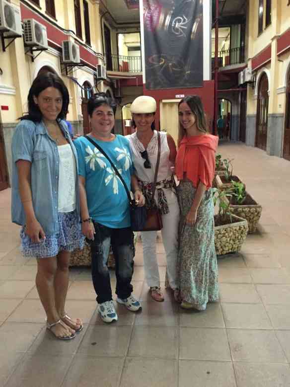 Com minhas adoradas "Isabéis",  Niemeyer & TM, mais a guia que nos mostrou a fabrica Partagas!