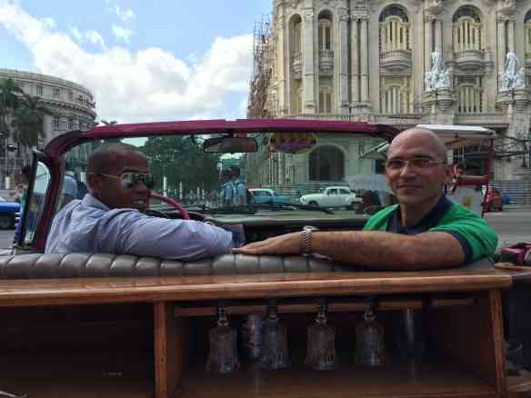 Passeando pela Quinta Avenida de Havana com nosso maravilhoso guia Danilo Gómes... Amigos para sempre!