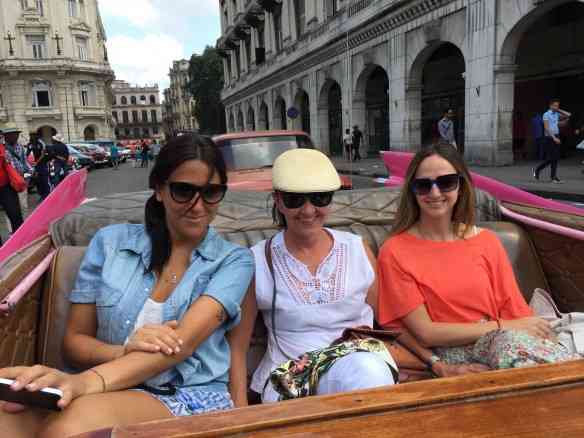 Melhor meio de transporte para o primeiro passeio por Havana: um de seus maravilhosos carros vintage e de preferência um Cadillac, rabo de peixe "bien sûre"!