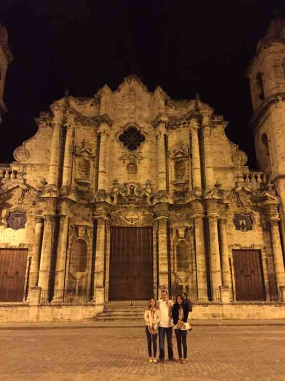 Com as niñas tendo a linda Catedral de Havana ao fundo... Uma das quatro praças icônicas da cidade!
