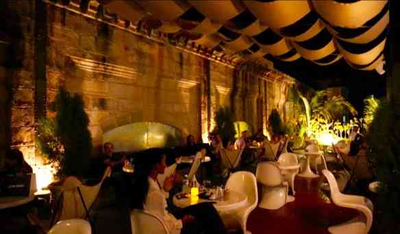 Close em seu famoso terraço com música ao vivo: melhor happy hour!