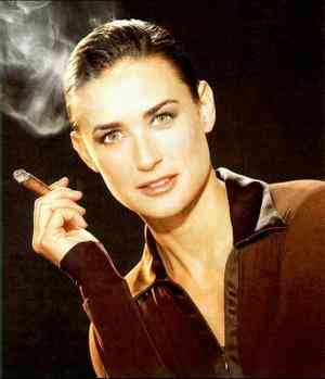 Demi Moore é uma das lindas adeptas do culto ao charuto!