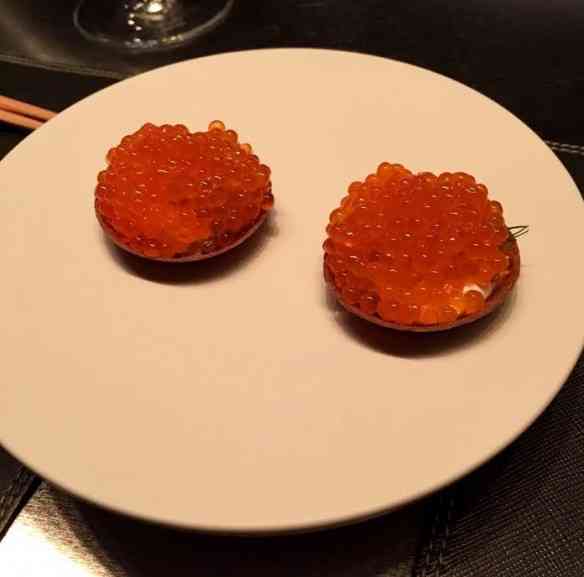 Primeiro e divino bocado: parece uma "tartelete" de ova e salmon... Só que está longe das que conhecemos. Quando pus na boca, metade era quente e a outra parte fria, fora o resto que nem sei descrever de tão bom.