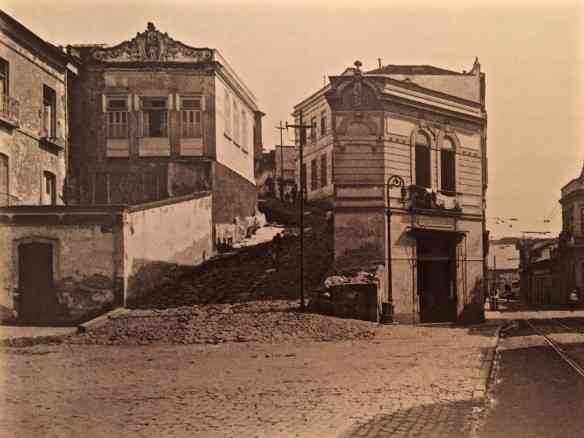 Esta é a primeira foto do livro, mostrando a ladeira da Misericórdia: aqui foi dada a largada na construção da cidade!