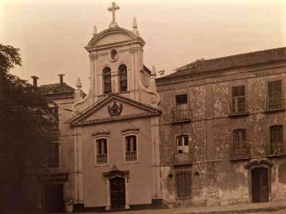 Esta é a linda Santa Casa da Misericórdia, com a Igreja de N.Sra do BoM Sucesso, hoje o prédio mais antgo da cidade, depois que Epitácio Pessoa teve a infeliz idéia de destruir o Morro do Castelo... Aprendi no livro! 