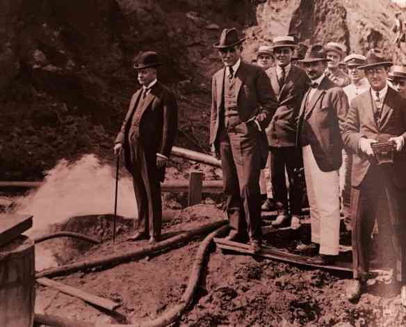 Nesta foto o presidente Epitácio Pessoa e o prefeito Carlos Sampaio assistem à demolição do morro do Castelo... Pena!