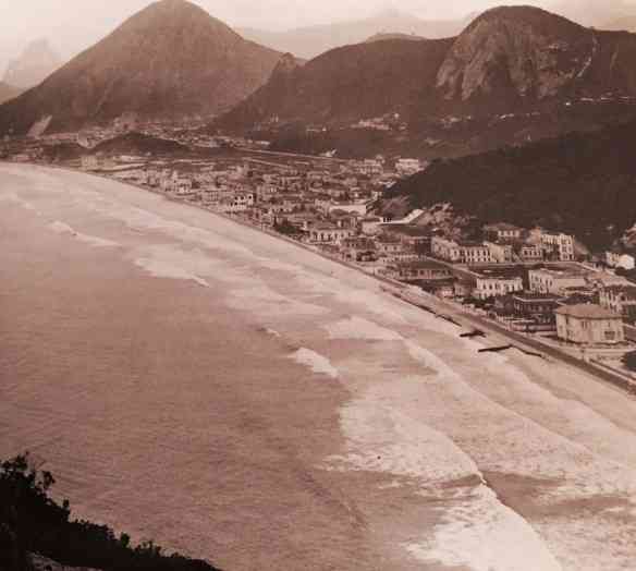 As praias de Copacabana e do Leme, na década de 1910, ocupadas por lindos sobrados e casas térreas...