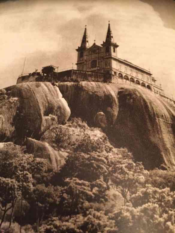 Eis a linda igreja da Penha, marco arquitetônico do subúrbio carioca, no tempo que ainda reinava sozinha no penedo onde foi construída, no século XVII: linda!