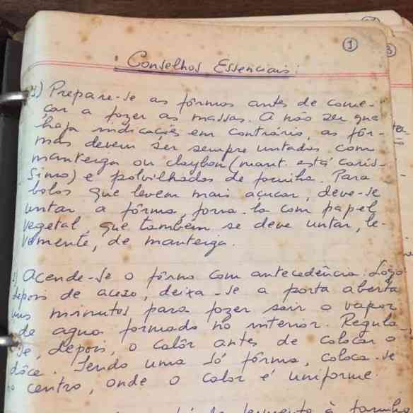 Página 1 do caderno de receitas de minha mãe, para mim um embarque no túnel do tempo...  