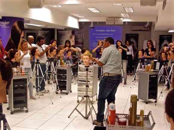 Outra cena do curso de penteado de Ely Melo: agora os alunos estão com a "mão na massa"!