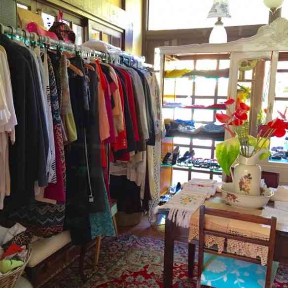 o brechó maravilhoso vende roupas e também artigos lindos de cama e mesa, estes estalando de novos e vindos de Pernambuco.