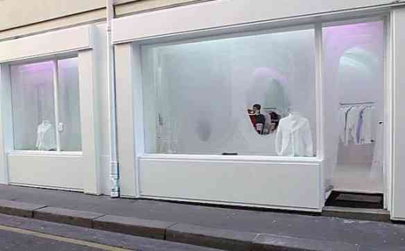 Em plena "flanarão" pela "Rue de la Chaise", dei de cara com esta vitrine minimalista, entre as fachadas de Paris
