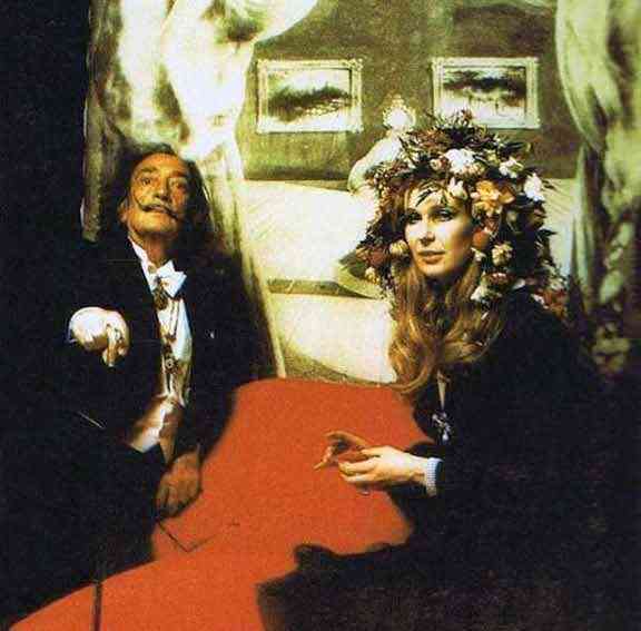 Salvador Dali no baile surrealista, logicamente: a classe artistica pontificou em "Ferrières" de MH!