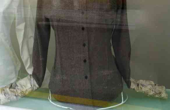 Vejam que lindo o contraste do "tweed" com o algodão e o acabamento dos punhos: luxo só!