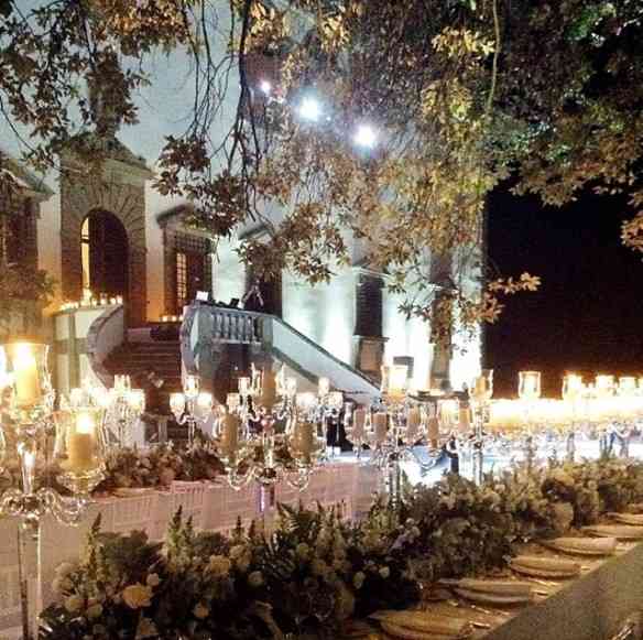 Jantar deslumbrante, de um casamento judeu, sob as árvores da Villa Collazzi, nos arredores de Florença... Luxo só!
