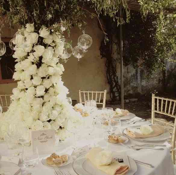 Lindo as flores vindo da mesa e cobrindo o caule da árvore que acaba em folhagens: efeito esplendoroso!