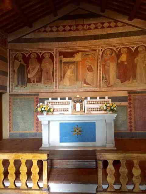 Este é o precioso altar da "Chiesa di San Michele Arcangelo" com afresco de Pietro Lorenzetti, de 1345: "che bello"!