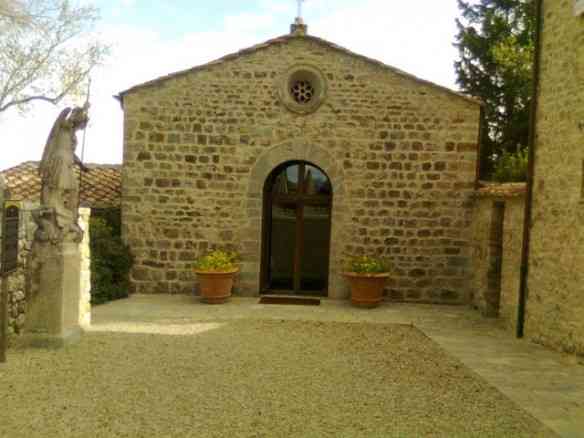 A fachada da linda Igreja de São Miguel Arcanjo, inteiramente restaurada e que é usada para lindos casamentos, tipo conto de fadas!