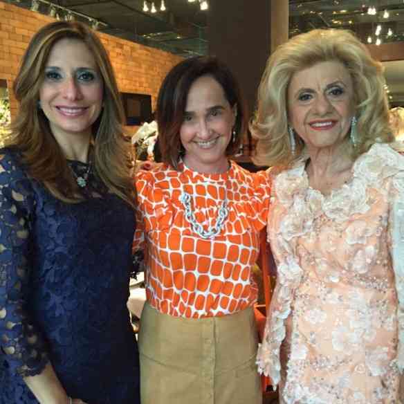 Eu, na melhor companhia, com Eva Sterenfeld-Kruczan e Rachel Sterenfeld. Reparem no colar glorioso que peguei emprestado da musa Rachel: um deslumbre que pode ser usado também como pulseira!