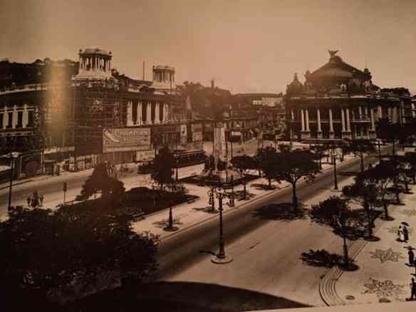 Final das obras na praça Floriano, com o teatro Municipal ao fundo: um marco na modernização do centro da cidade!