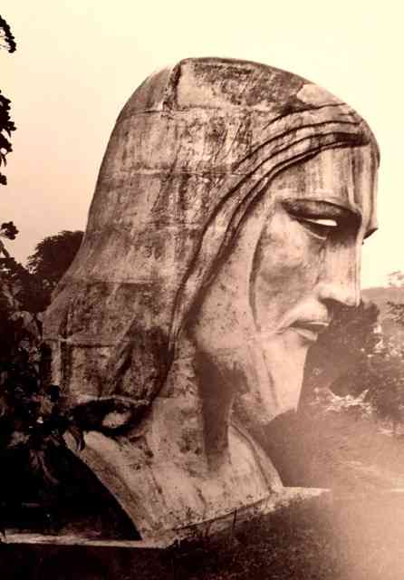 O perfil da cabeça da estátua do Cristo Redentor que junto com as 2 mãos vieram de Paris, em tamanho natural, esculpidas pelo grande Paul Landowiski... O resto da estátua do maior signo carioca veio em maquete. Informações preciosas que aprendi neste belo livro! 