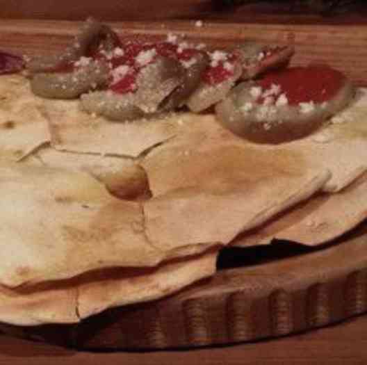 "Couvert" inesquecível com a pizza branca mais crocante e um pão com sardinha de agradecer aos céus sua existência!