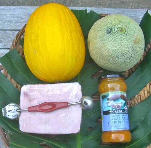 Os ingredientes: tipos de melões variados, presunto sem fatiar, molho de abacaxi com capim limão e a sua competência! 