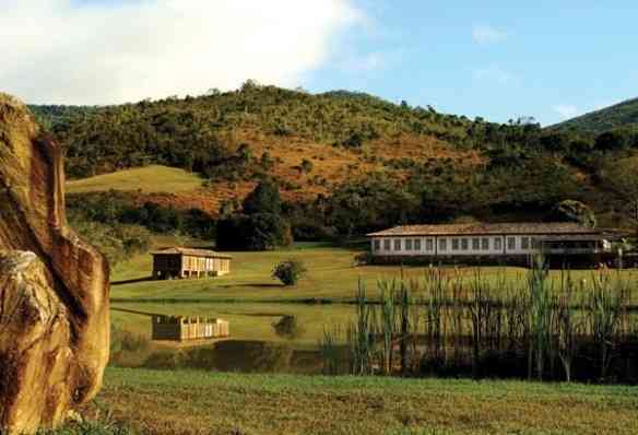 Entre as montanhas mineiras está o engenho que virou um lindo hotel de charme! Olhem que visual!