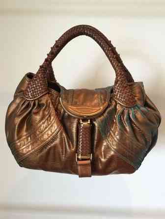 Tem bolsa "vintage", como esta da Fendi...