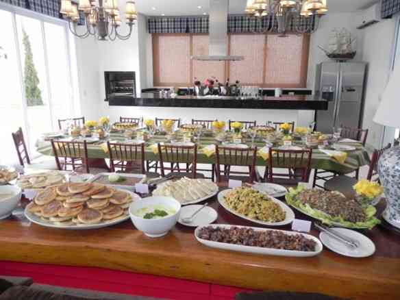 A festa de outro ângulo: vejam que divino o "buffet"! BN