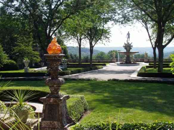 Entrada pelos jardins com a chafariz "Oceanus" ao fundo.