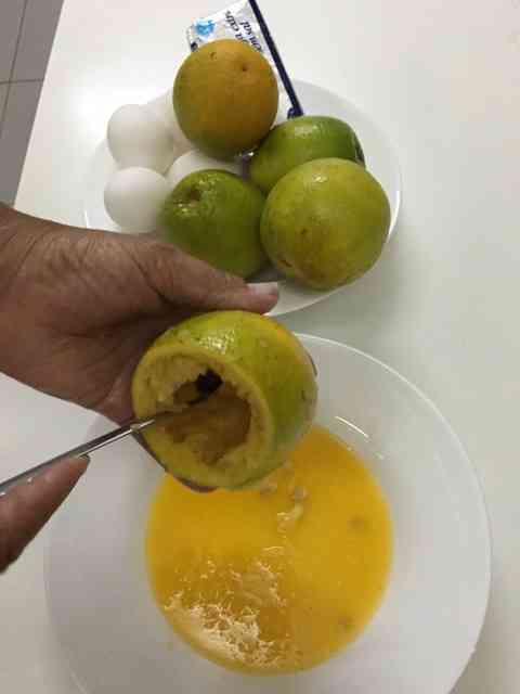 Tirando o miolo da laranja...