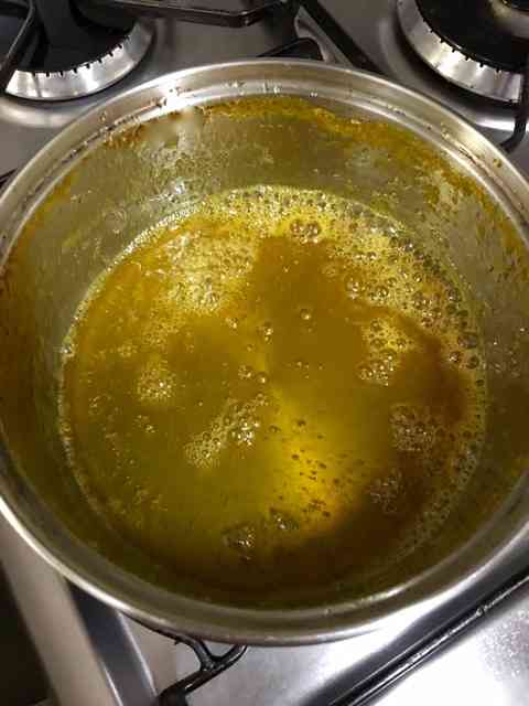 Visual da calda feita com o suco da laranja e o açúcar...