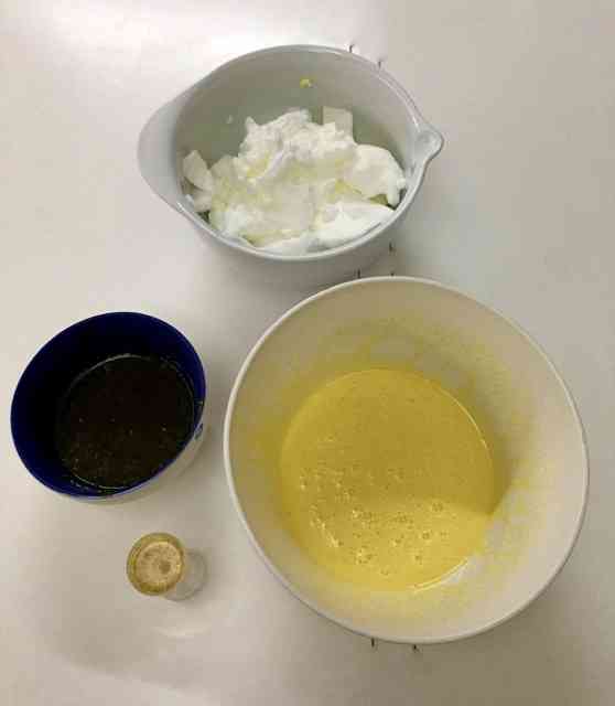 Ingredientes para o recheio: as claras em neve, as gemas batidas, o cálice de Drambuie e a calda do suco da laranja que está na próxima foto...