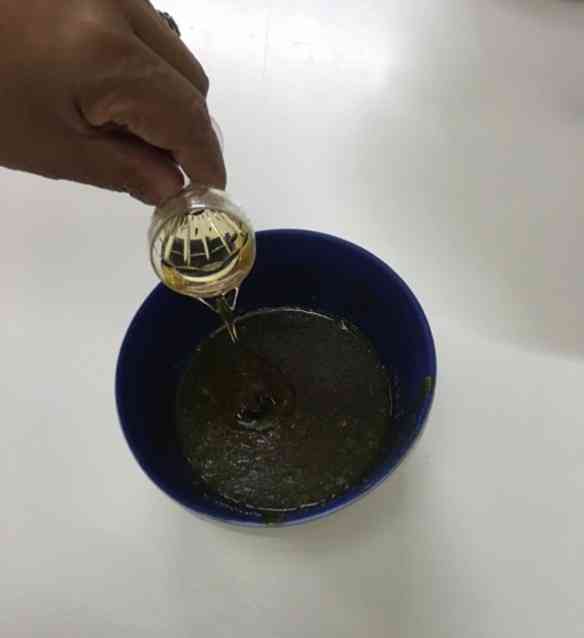 Acrescentando o Drambuie à calda de laranja...