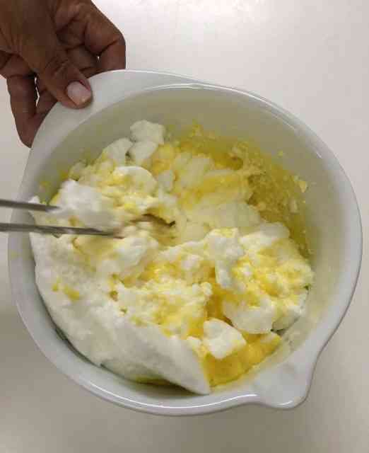 Misturando tudo suavemente...