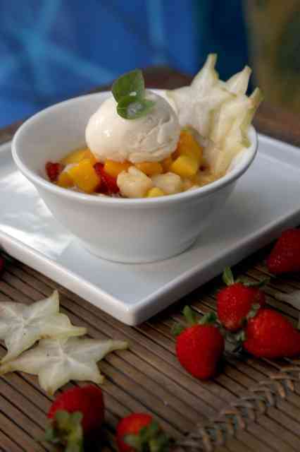 Sobremesa sem culpa e deliciosa: salada de frutas com calda de capim santo e sorbet de graviola!