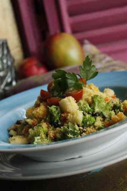 Que tal este couscous marroquino ao cury, com legumes ao dente, frutas tropicais e castanhas? Vou tentar fazer um genérico em casa... Pirei com a receita!