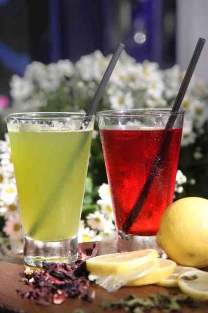 Opções de chá detox: capim santo, gengibre, limão siciliano, mel de agave ou hibiscus, amora, limão siciliano: tanto faz, são igualmente divinos!