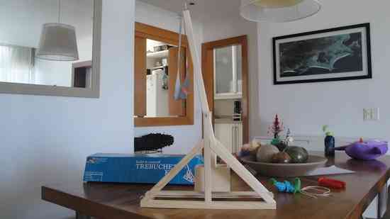 Foto de um "Trebuchet" em miniatura na sala, onde Eduardo dá suas aulas. 