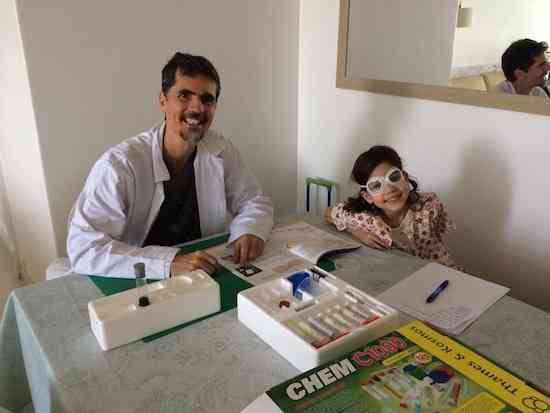 O craque Eduardo Vieira e uma aluna aplicada: ensino revolucionário!