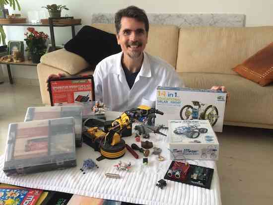 o material que uso nas aulas, incluindo kits da "SparkFun" e vários robôs.