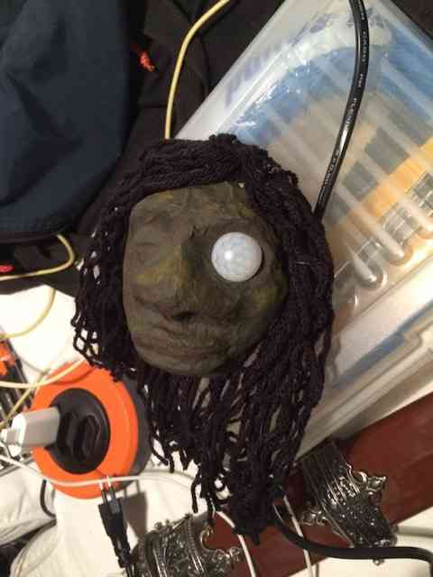 Eis uma cabeça-robô inspirada nas cabeças das maçanetas do Hotel Transilvânia (fiilme de animação da Sony)... 