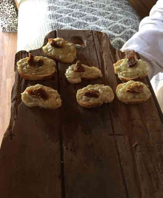 Vejam o motivo do meu deslumbramento: tábuas de cozinha dublando as bandejas tradicionais. Amei! Ajudavam a reforçar o clima super descontraído do divino e elegante almoço!